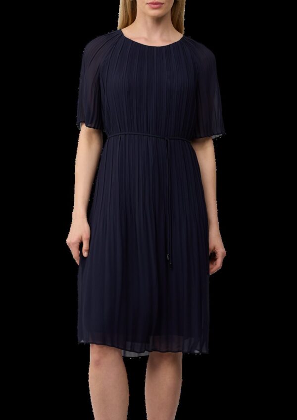 Plissiertes Chiffonkleid mit Bindegürtel