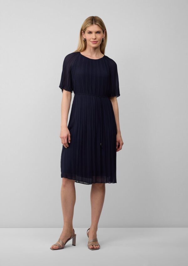 Plissiertes Chiffonkleid mit Bindegürtel