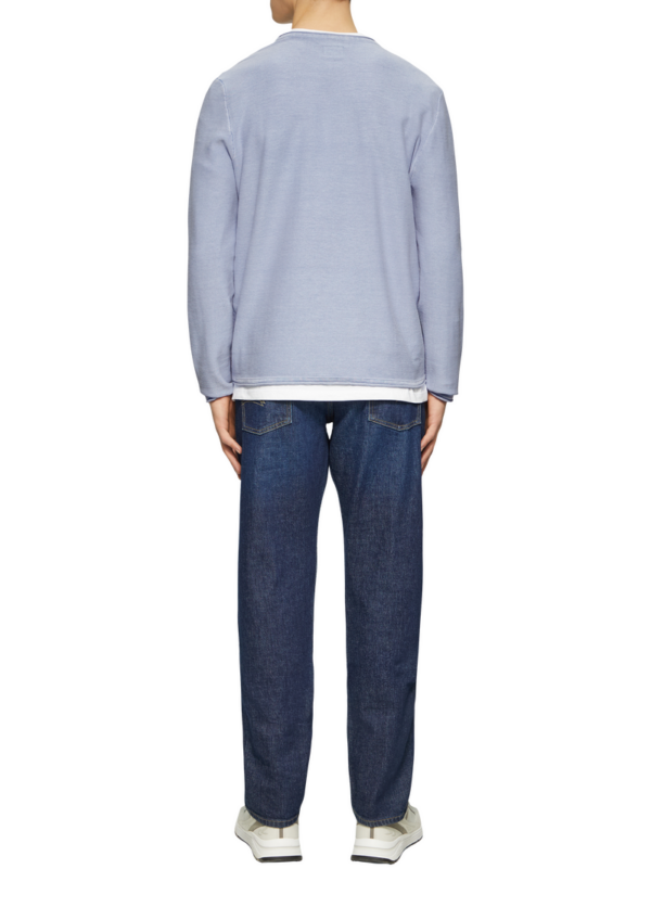 Gewaschener Strickpullover mit Rollkante