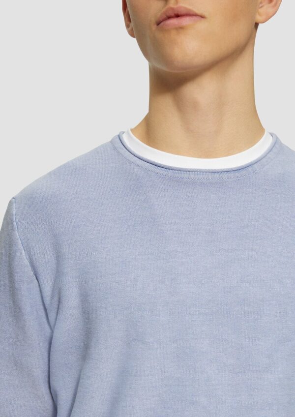 Gewaschener Strickpullover mit Rollkante