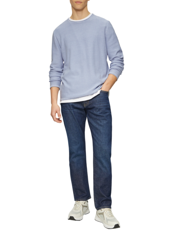 Gewaschener Strickpullover mit Rollkante