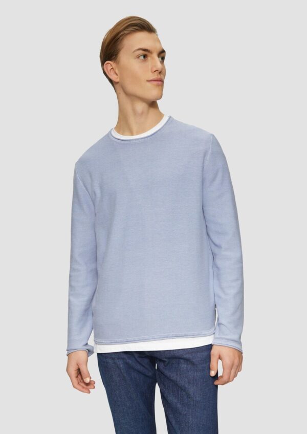 Gewaschener Strickpullover mit Rollkante