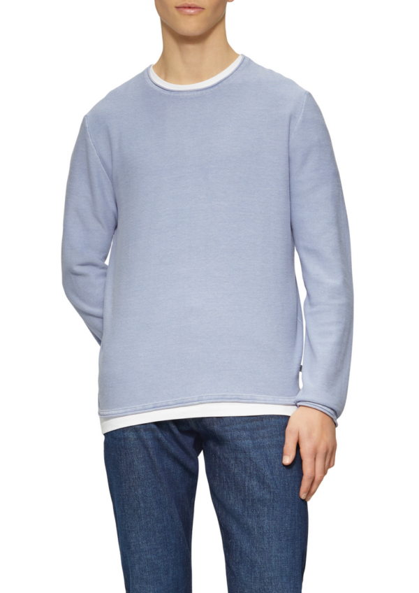 Gewaschener Strickpullover mit Rollkante