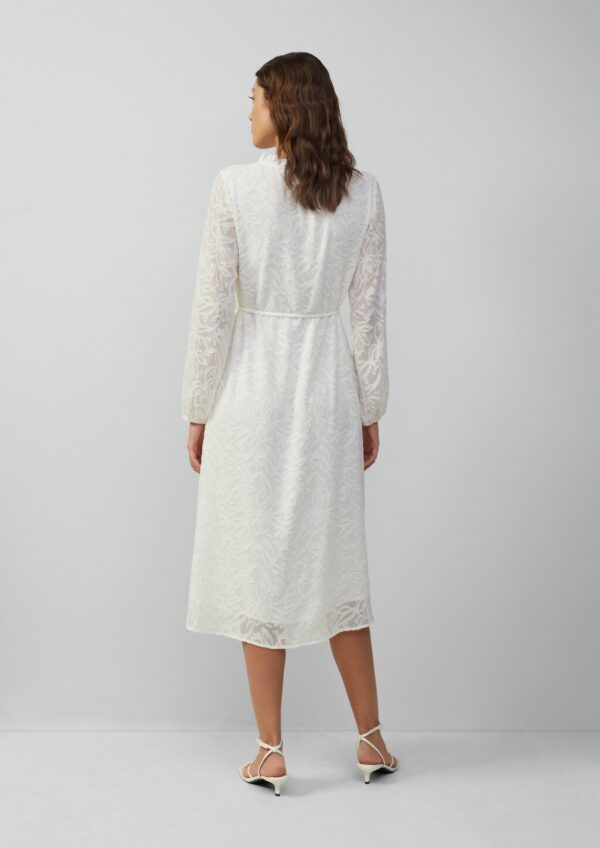 Langes Kleid mit Tunika-Ausschnitt und Rüschen