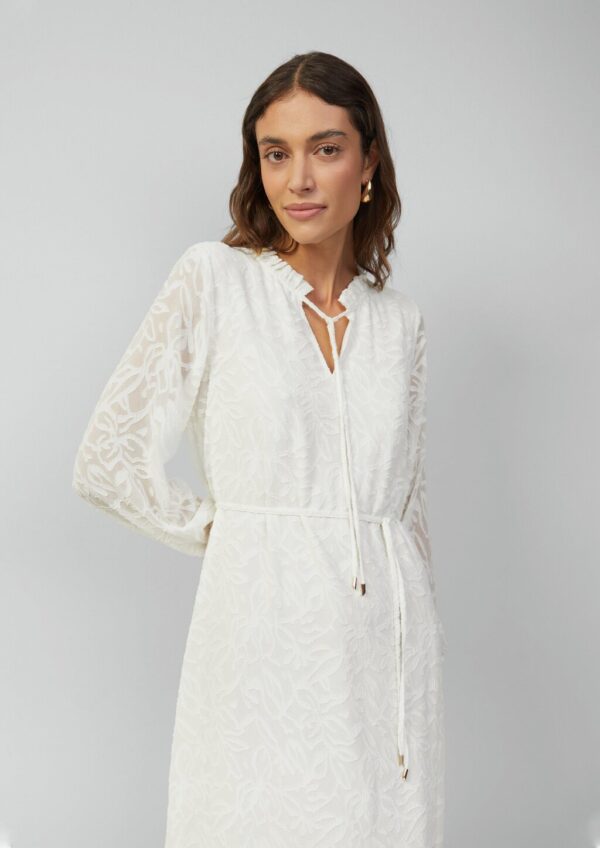 Langes Kleid mit Tunika-Ausschnitt und Rüschen