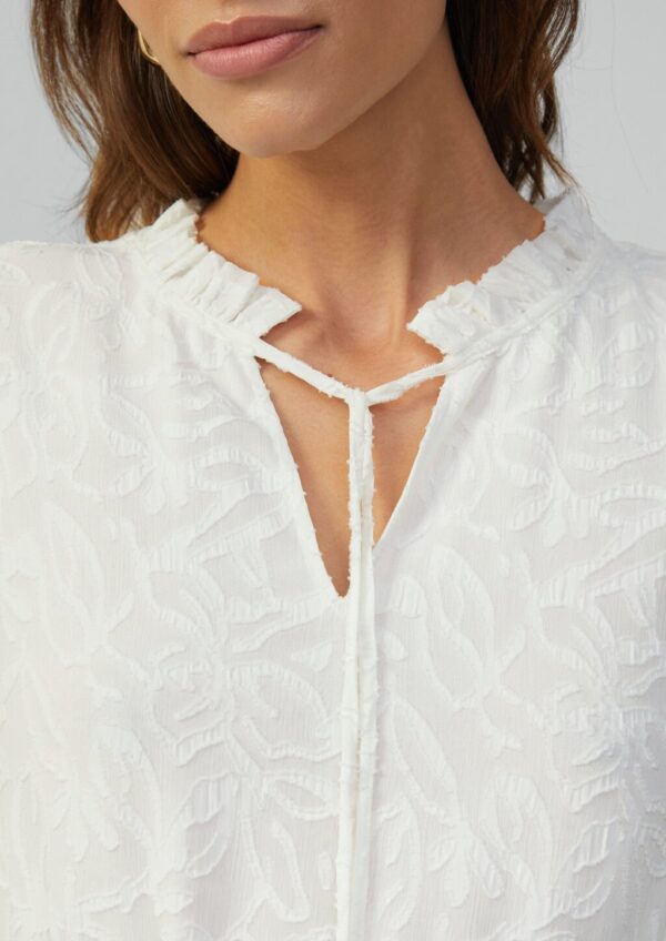 Langes Kleid mit Tunika-Ausschnitt und Rüschen