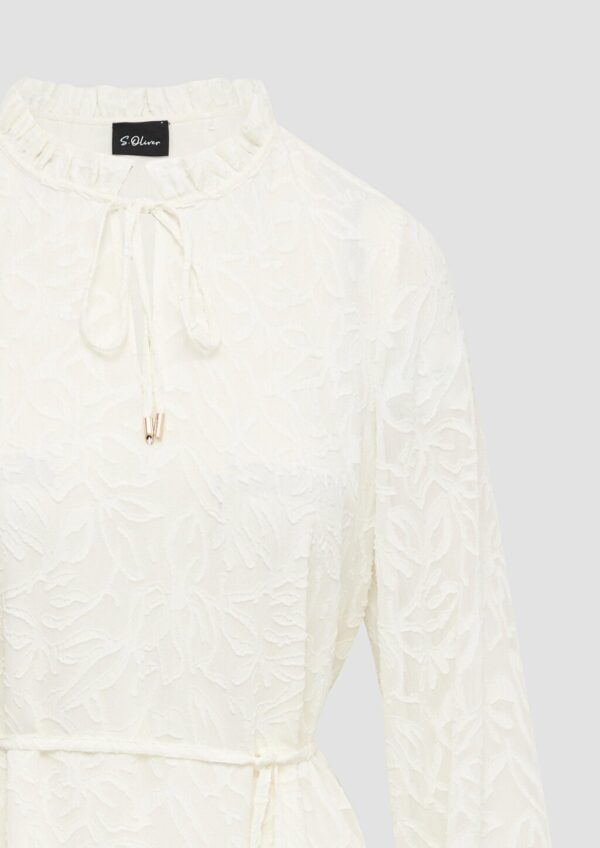 Langes Kleid mit Tunika-Ausschnitt und Rüschen