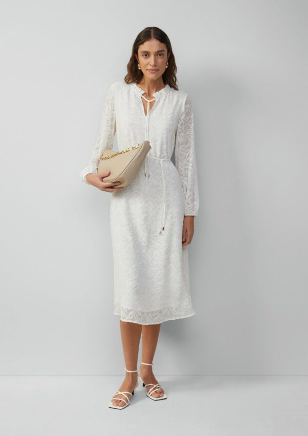 Langes Kleid mit Tunika-Ausschnitt und Rüschen