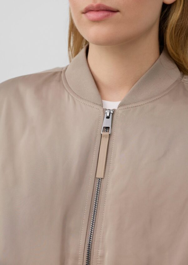 Satinierter Blouson mit gerafftem Saum