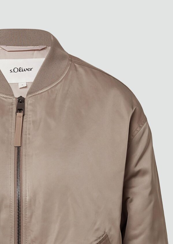 Satinierter Blouson mit gerafftem Saum