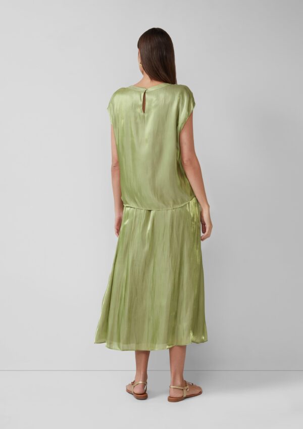 Glänzende Viskosebluse mit überschnittenen Schultern