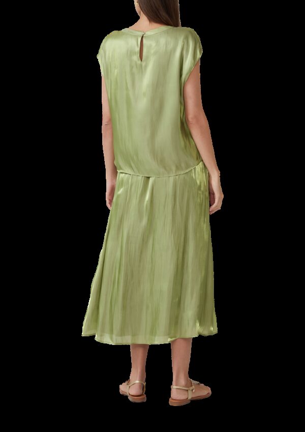 Glänzende Viskosebluse mit überschnittenen Schultern