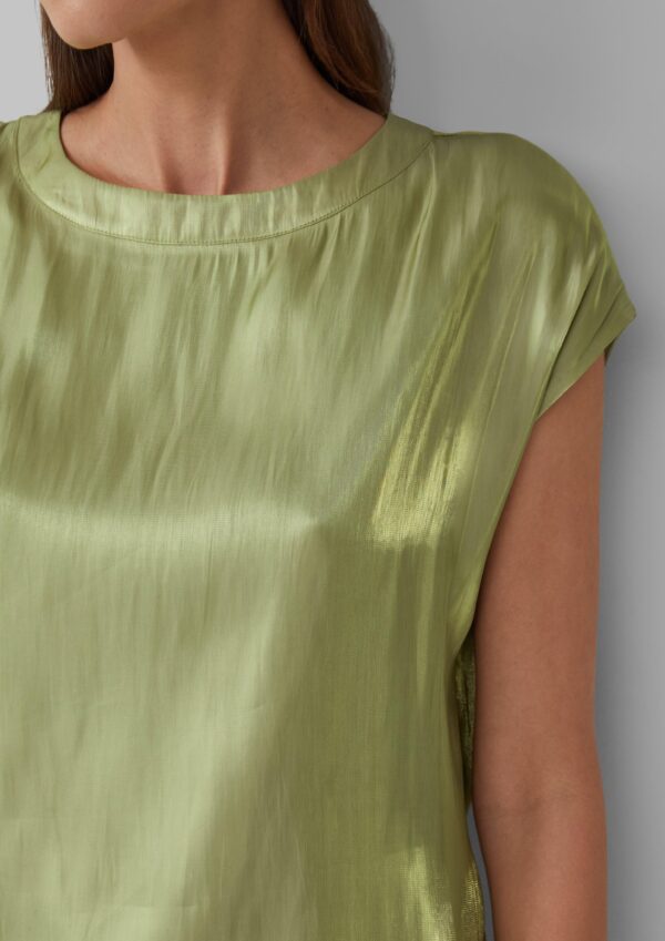 Glänzende Viskosebluse mit überschnittenen Schultern