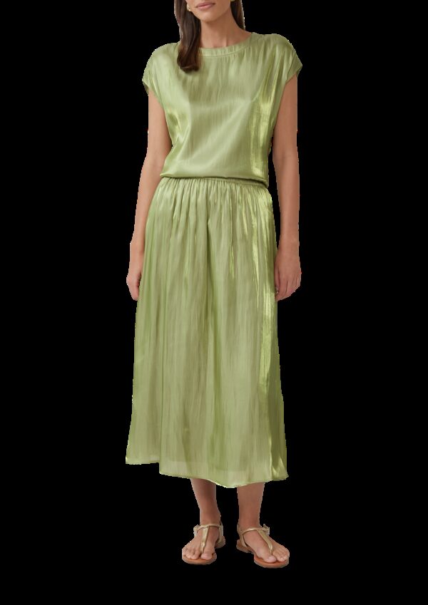 Glänzende Viskosebluse mit überschnittenen Schultern