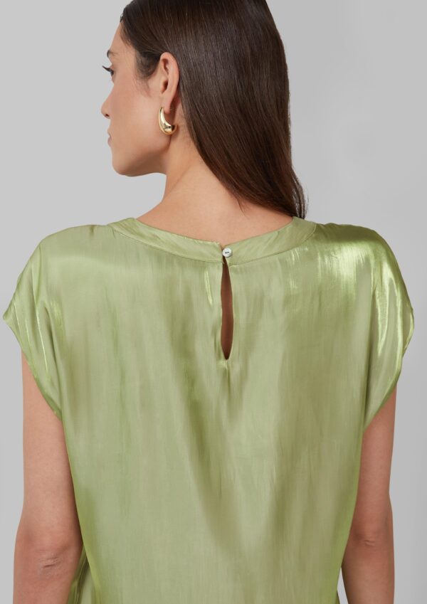 Glänzende Viskosebluse mit überschnittenen Schultern