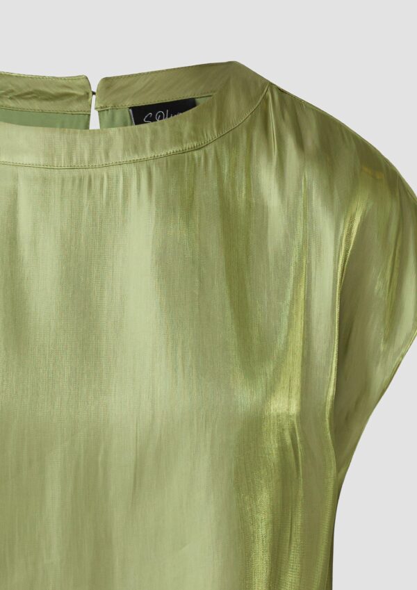 Glänzende Viskosebluse mit überschnittenen Schultern