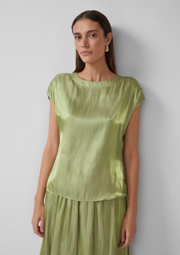 Glänzende Viskosebluse mit überschnittenen Schultern