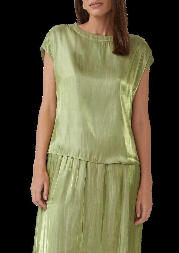 Glänzende Viskosebluse mit überschnittenen Schultern