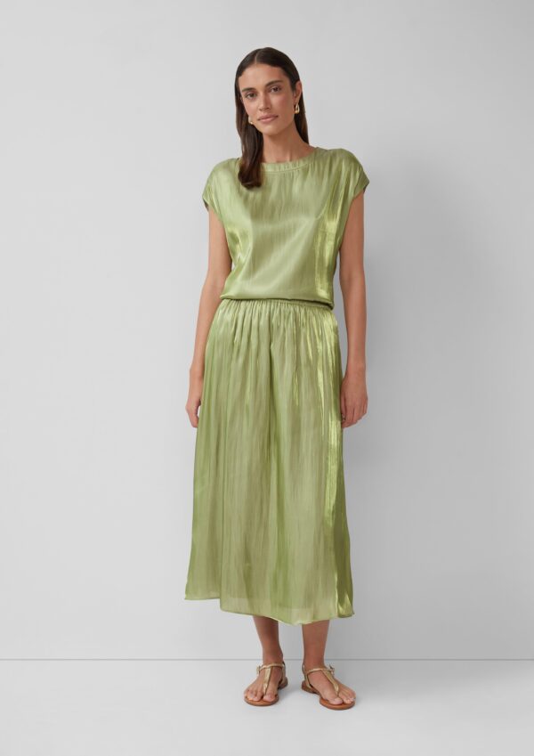 Glänzende Viskosebluse mit überschnittenen Schultern