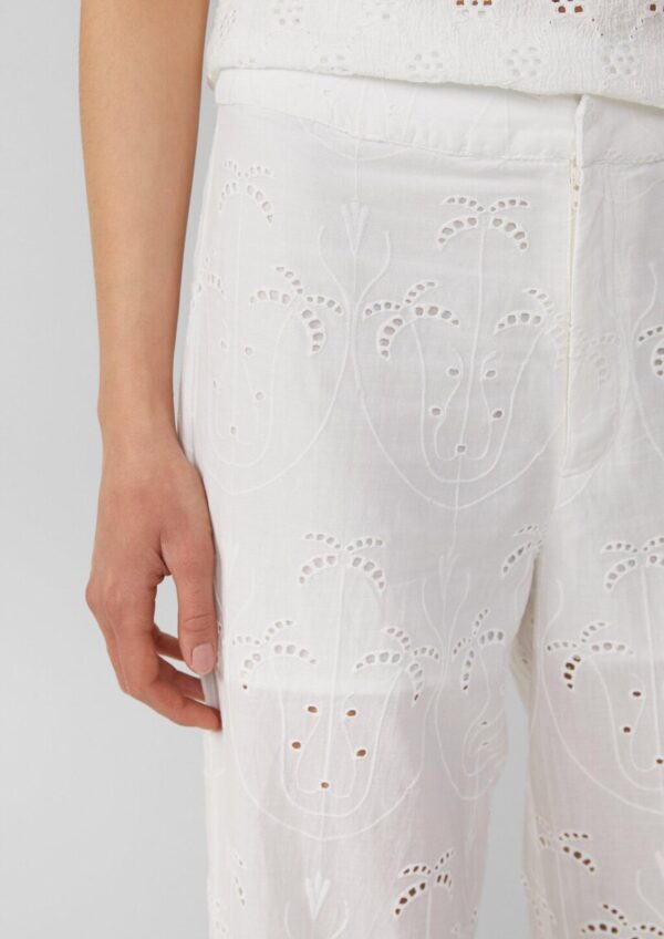 Hose mit Lochstickerei | QS x Sarah & Tini