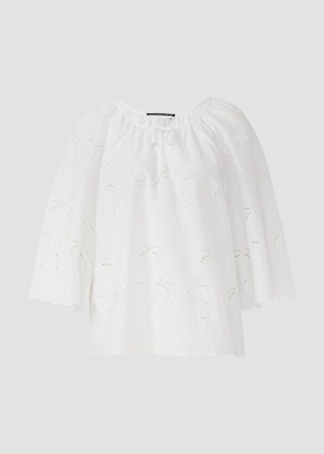 Leichte Bluse mit Lochstickerei | QS x Sarah & Tini