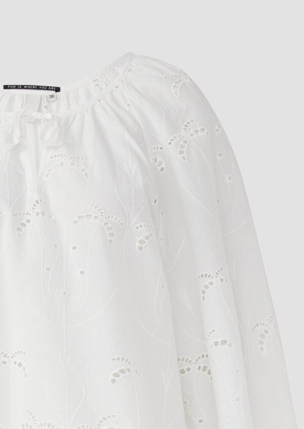 Leichte Bluse mit Lochstickerei | QS x Sarah & Tini