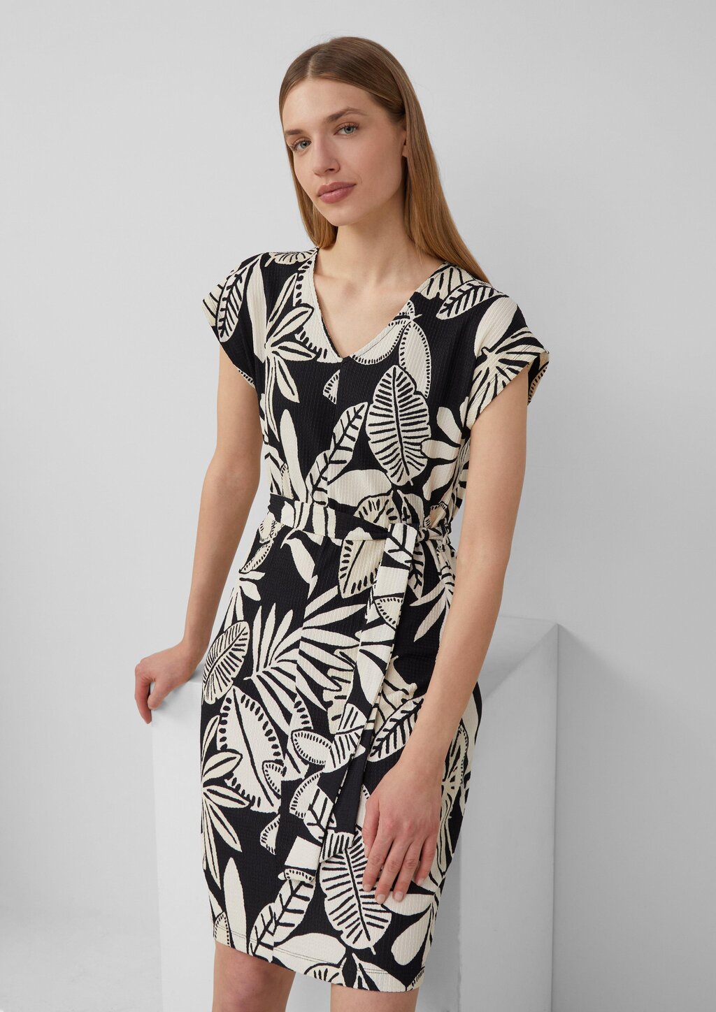 Strukturiertes Jerseykleid mit All-over-Print und Gürtel