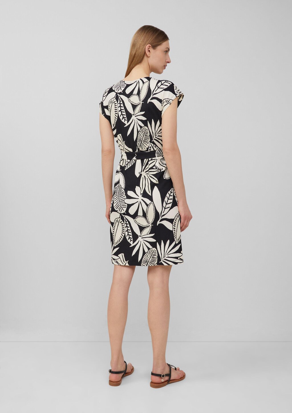 Strukturiertes Jerseykleid mit All-over-Print und Gürtel