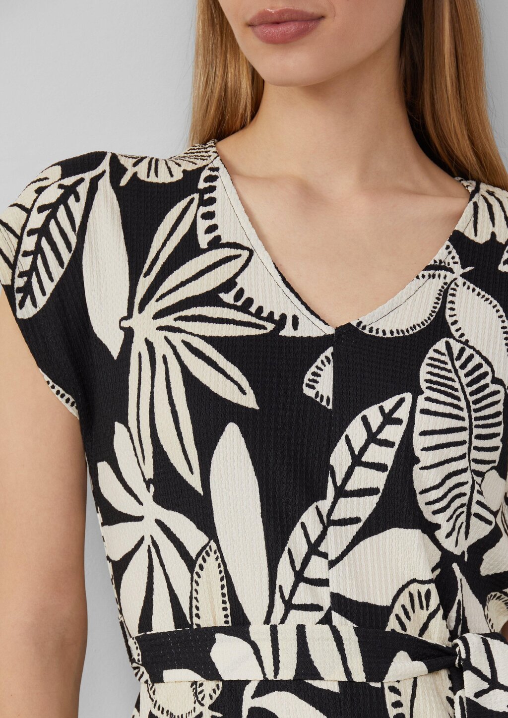 Strukturiertes Jerseykleid mit All-over-Print und Gürtel