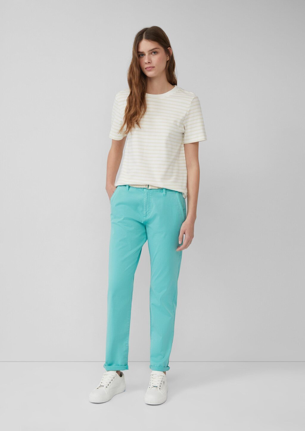 Chino mit geflochtenem Gürtel und Garment Dye