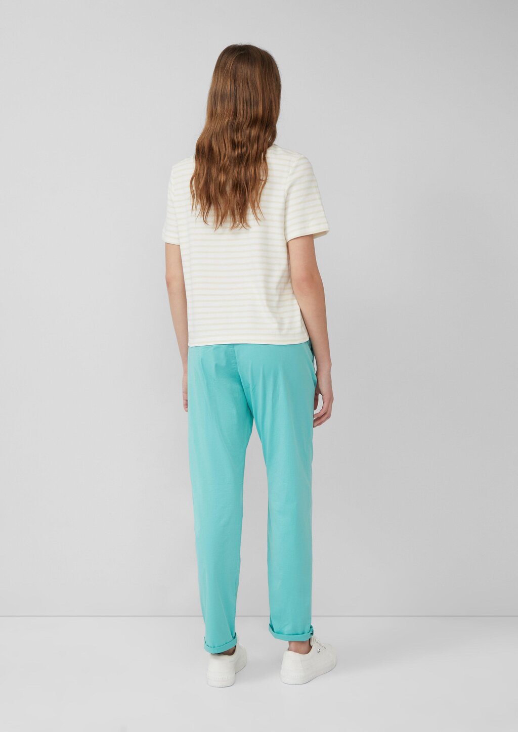 Chino mit geflochtenem Gürtel und Garment Dye