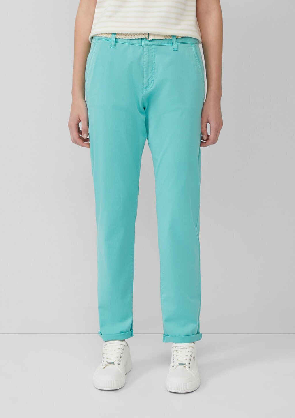 Chino mit geflochtenem Gürtel und Garment Dye