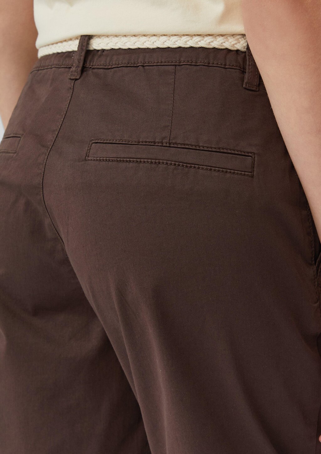 Shorts mit geflochtenem Gürtel und Garment Dye