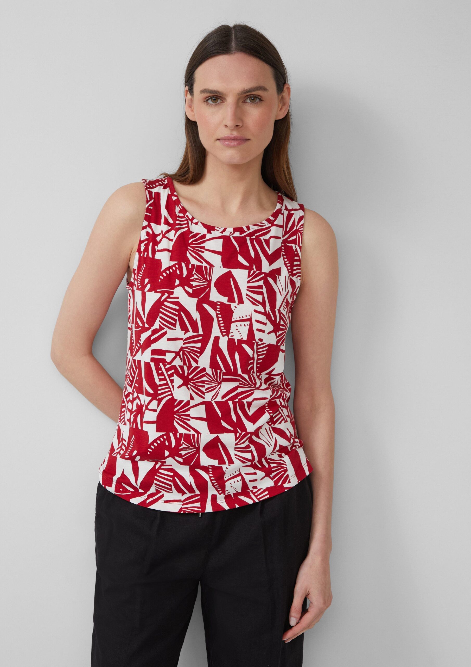 Top mit dekorativem Cut-out