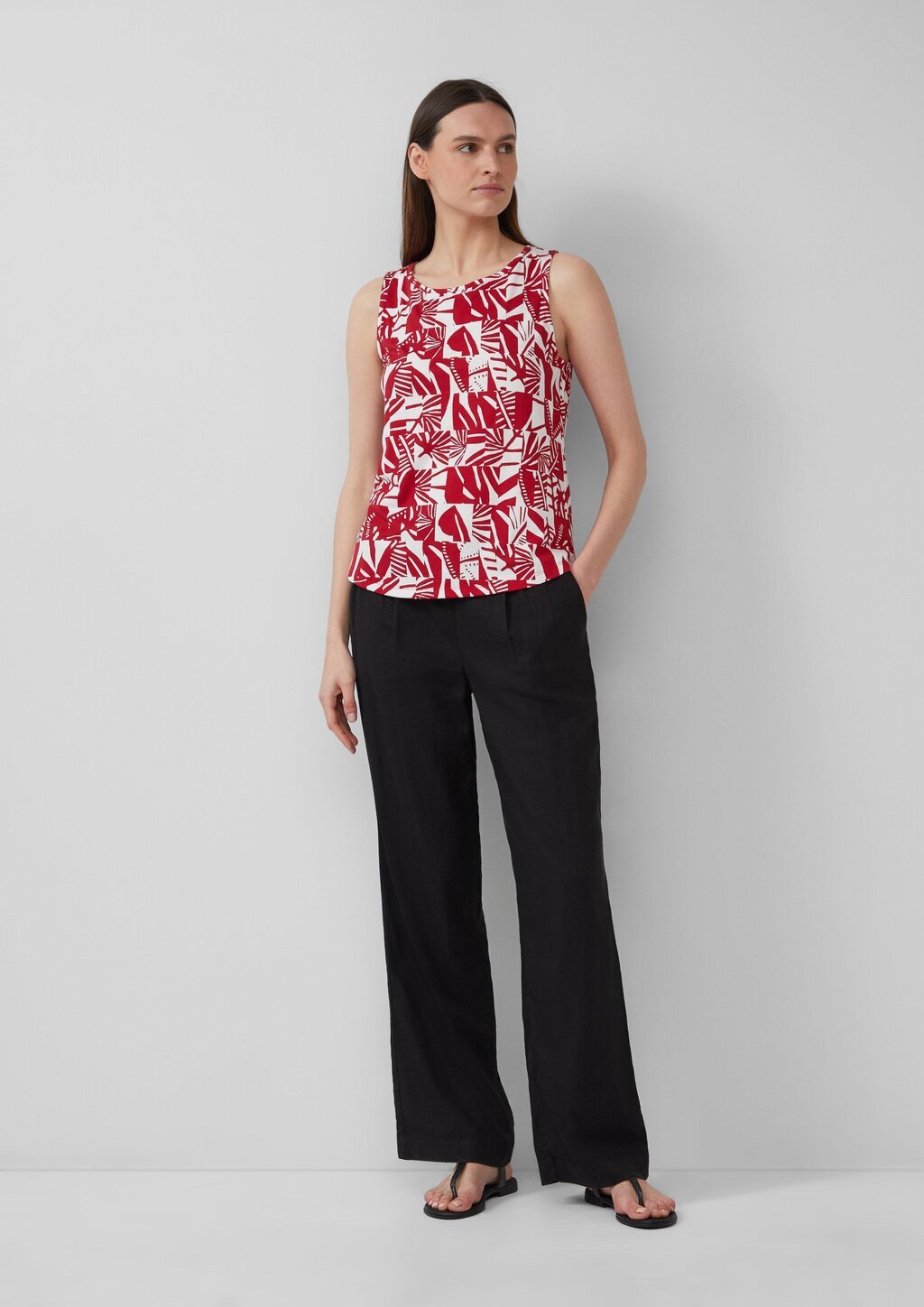 Top mit dekorativem Cut-out