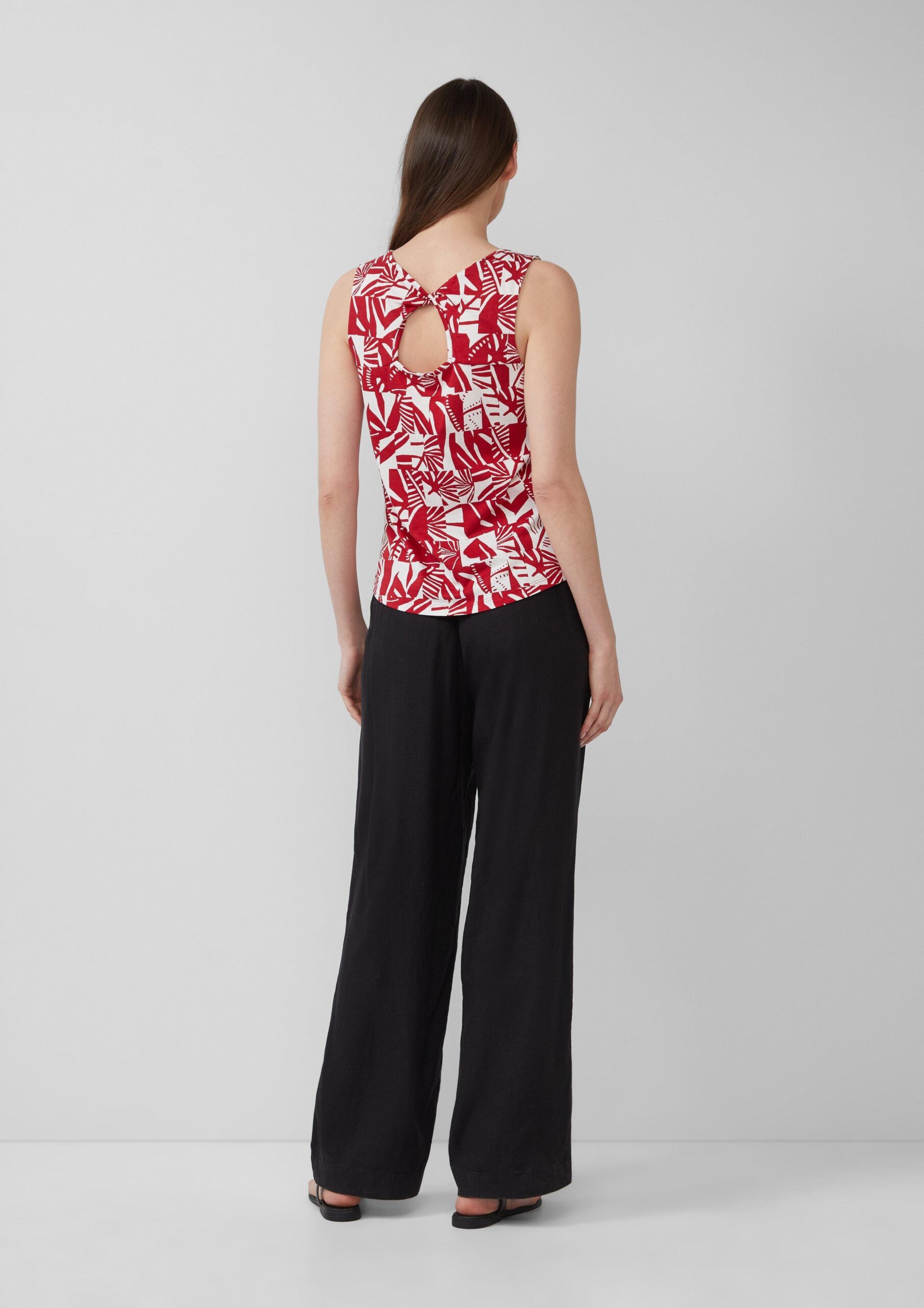 Top mit dekorativem Cut-out