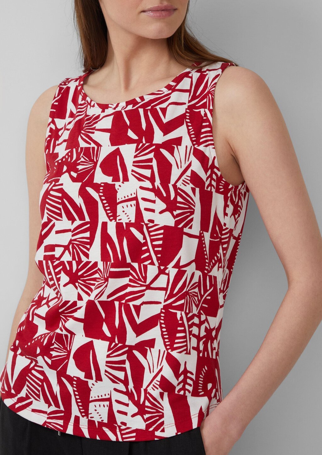 Top mit dekorativem Cut-out