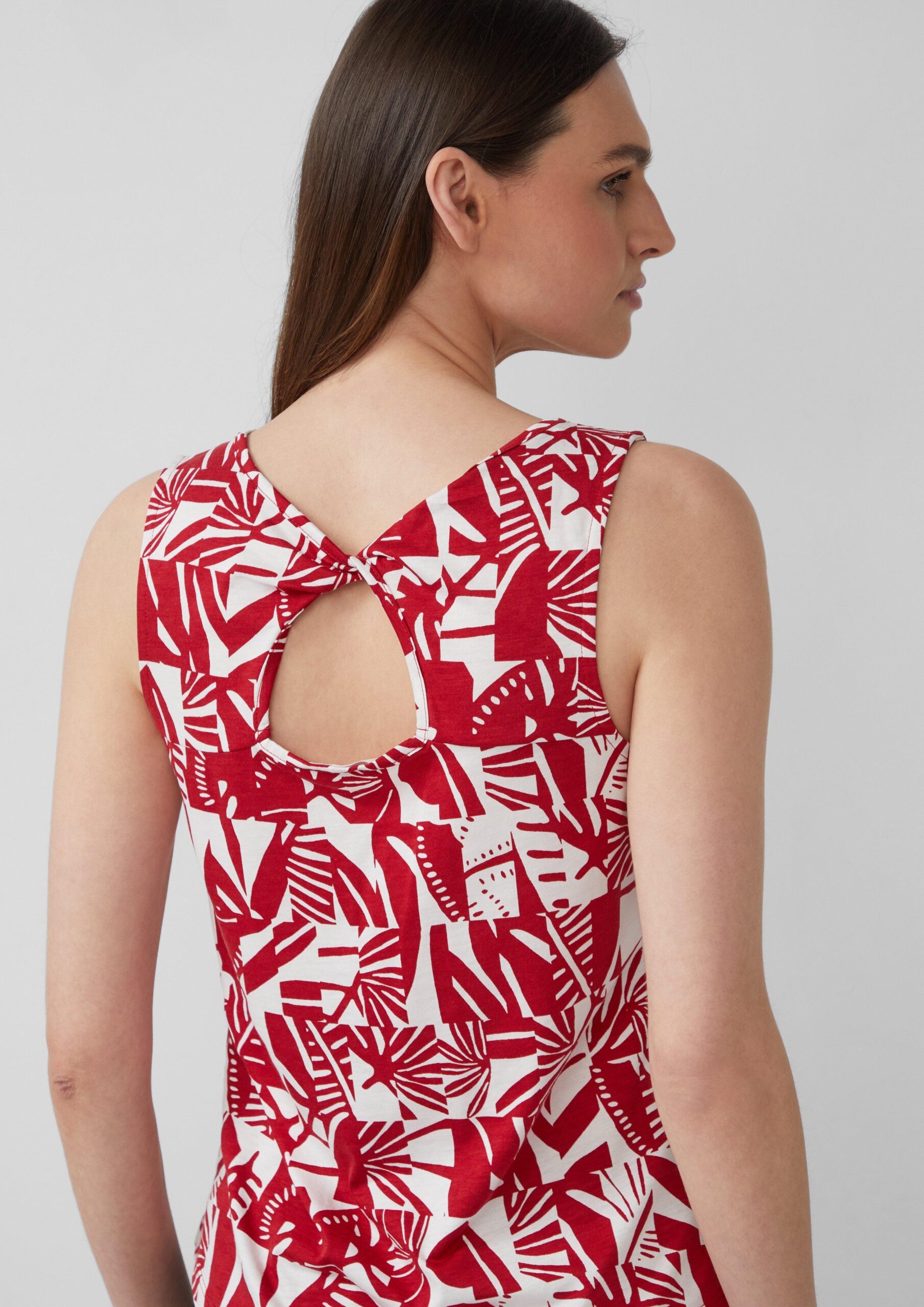 Top mit dekorativem Cut-out