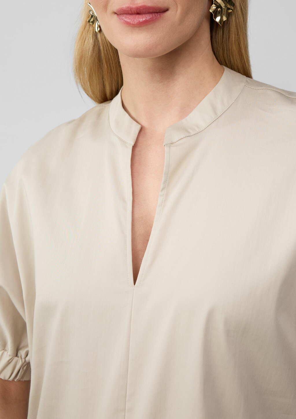 Popeline-Bluse mit überschnittener Schulter und Tunika-Ausschnitt