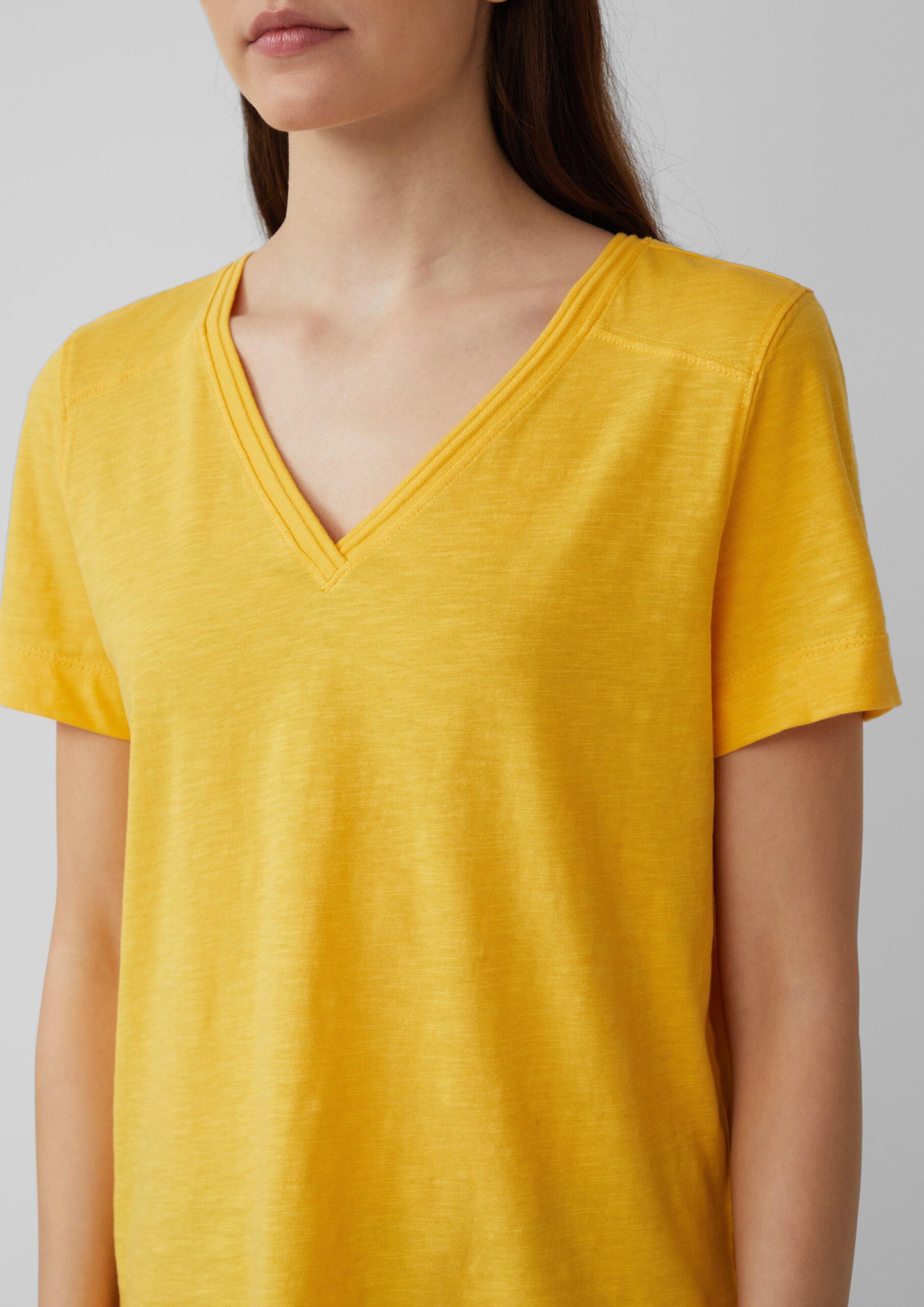 T-Shirt aus Flammgarn mit V-Ausschnitt