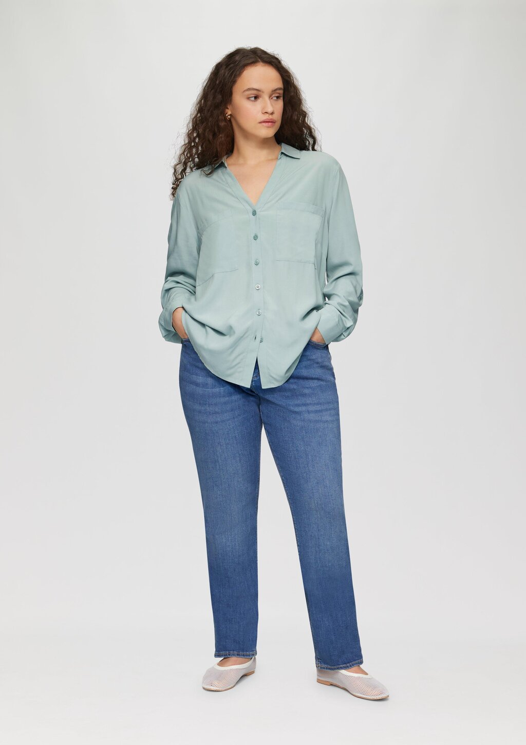 Viskosebluse mit Turn-up und aufgesetzten Taschen