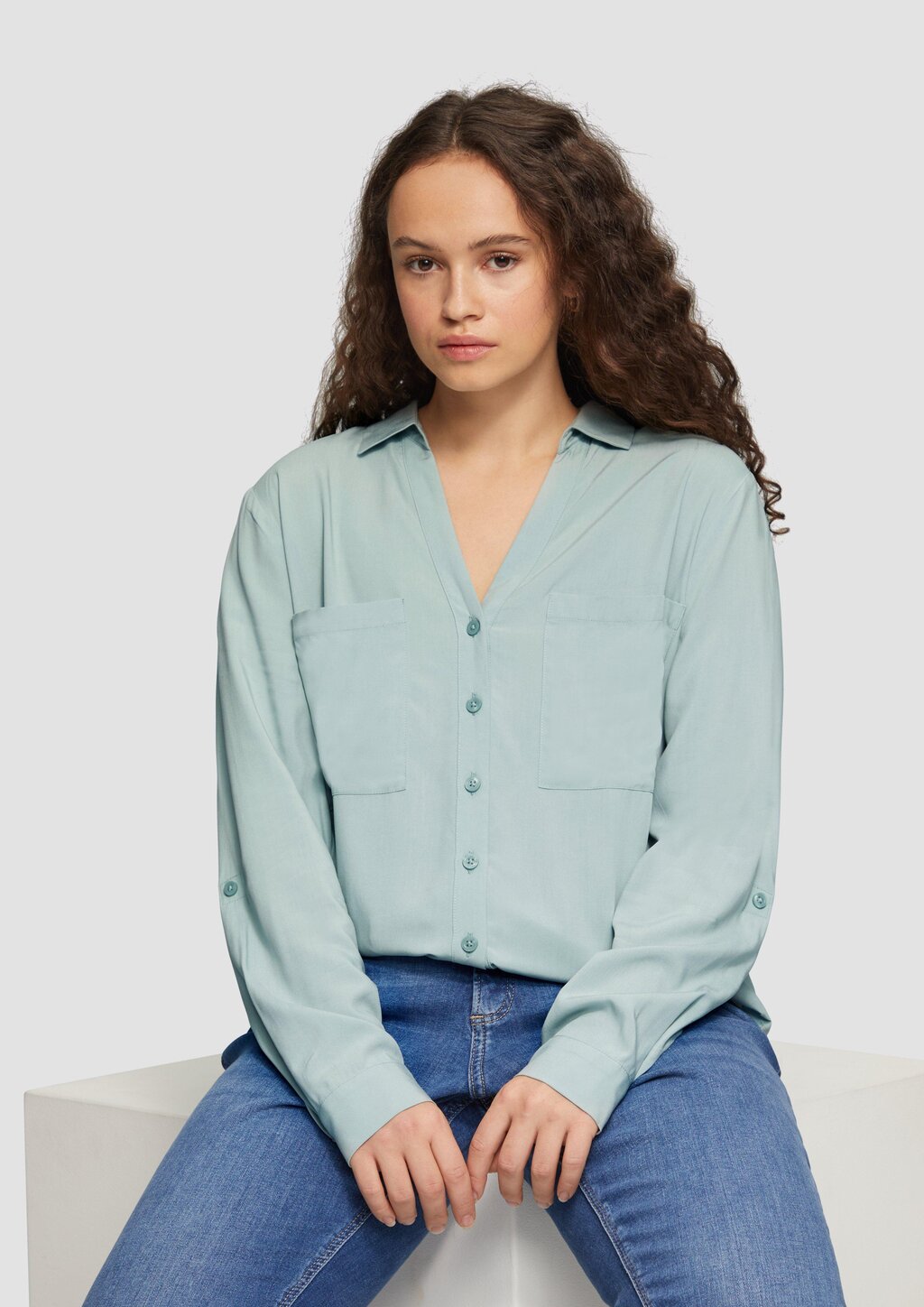 Viskosebluse mit Turn-up und aufgesetzten Taschen