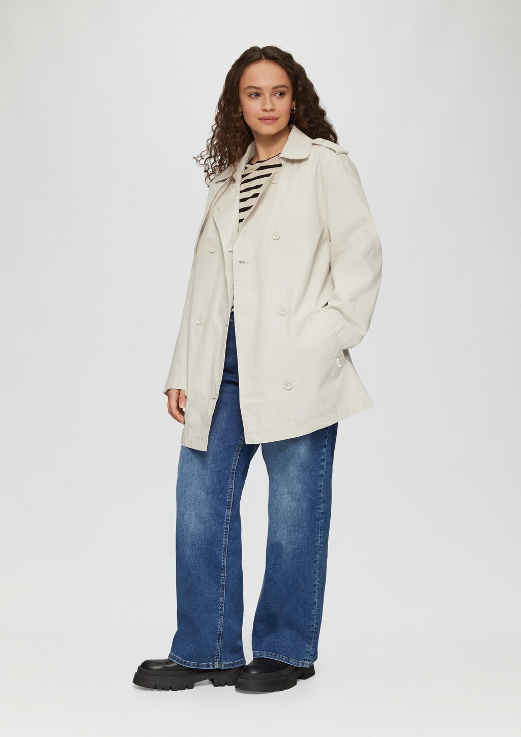 Kurzer Trenchcoat aus Baumwolle mit Gürtel