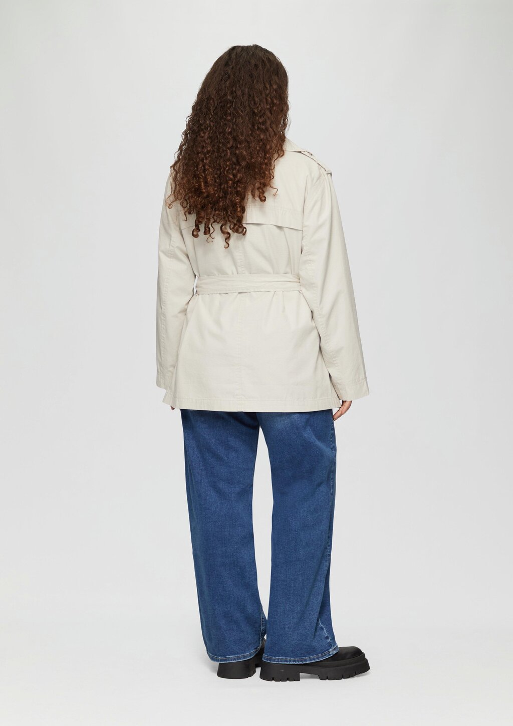 Kurzer Trenchcoat aus Baumwolle mit Gürtel