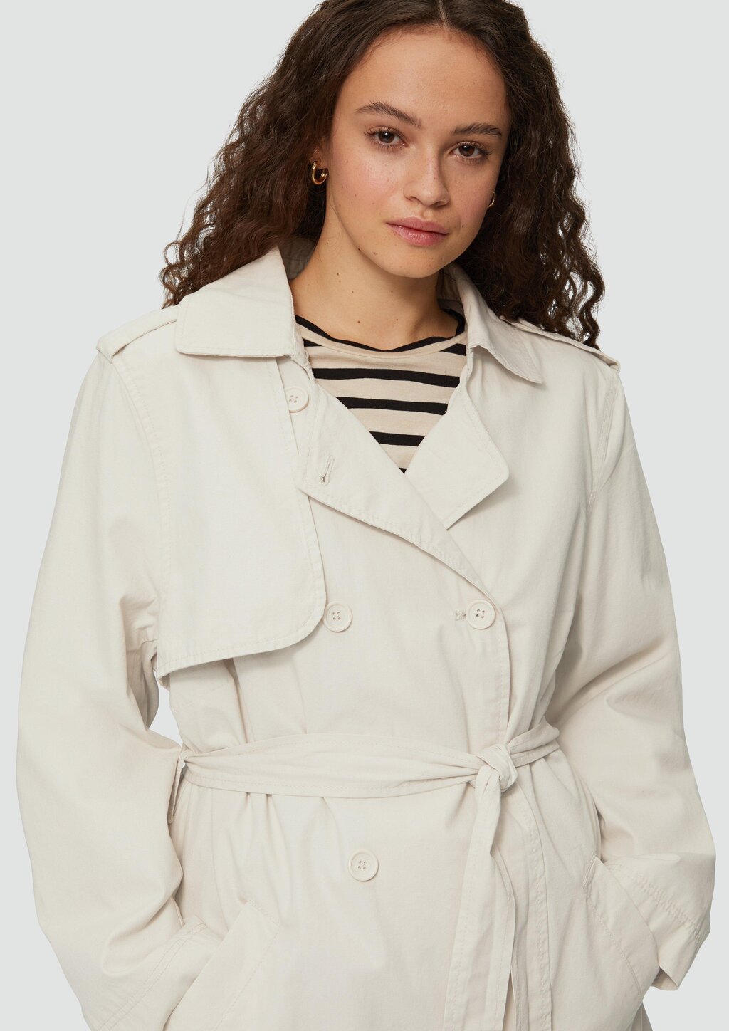Kurzer Trenchcoat aus Baumwolle mit Gürtel