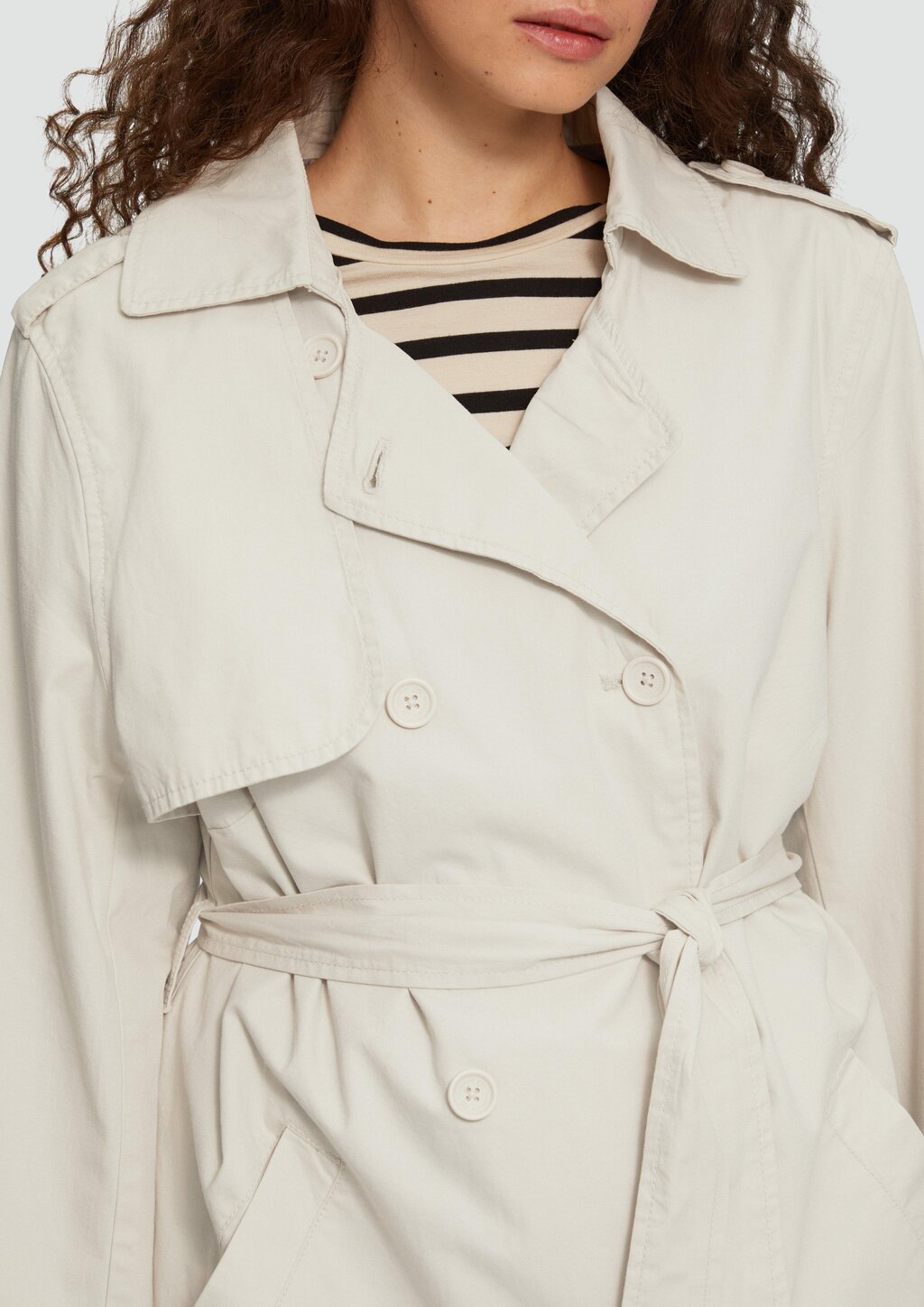 Kurzer Trenchcoat aus Baumwolle mit Gürtel