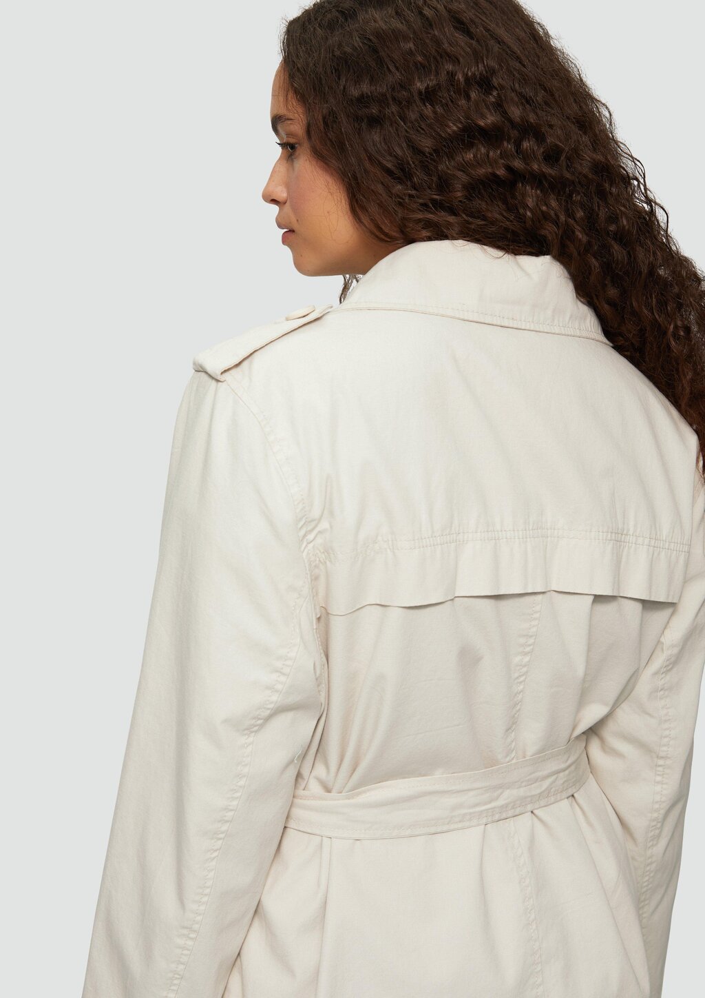 Kurzer Trenchcoat aus Baumwolle mit Gürtel