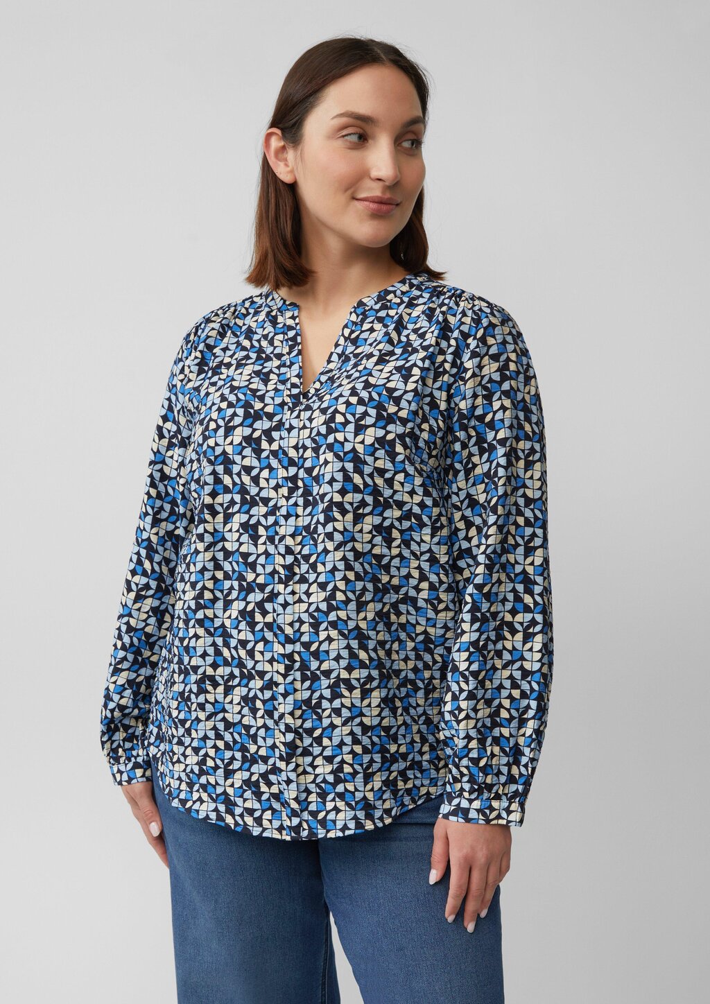 Strukturierte Bluse aus Viskosemix mit Raffung