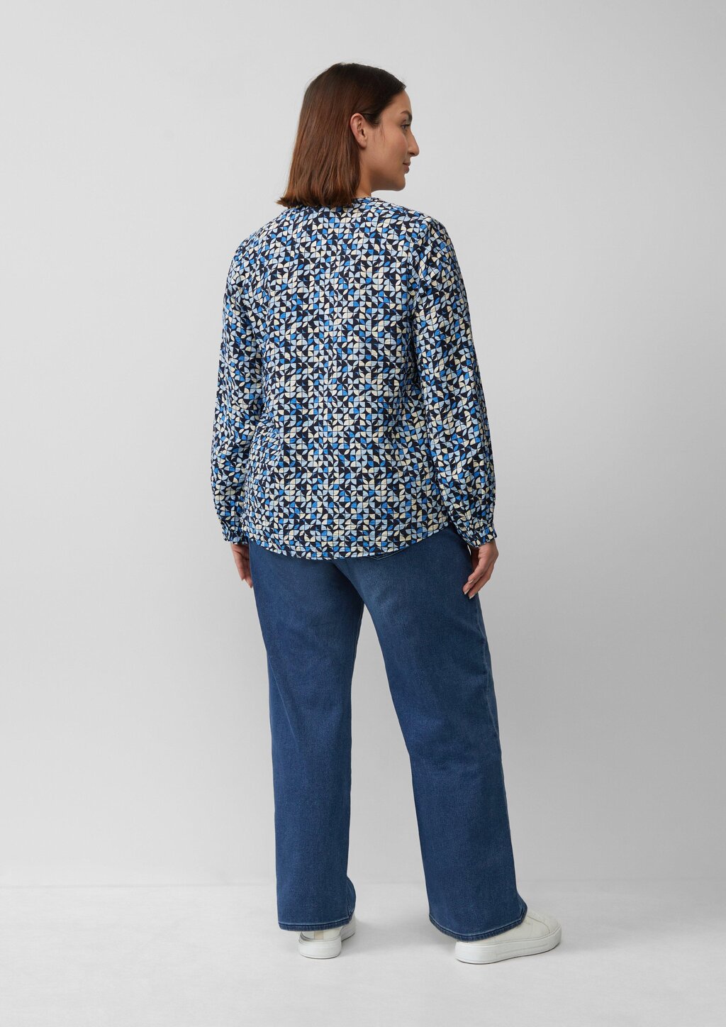 Strukturierte Bluse aus Viskosemix mit Raffung