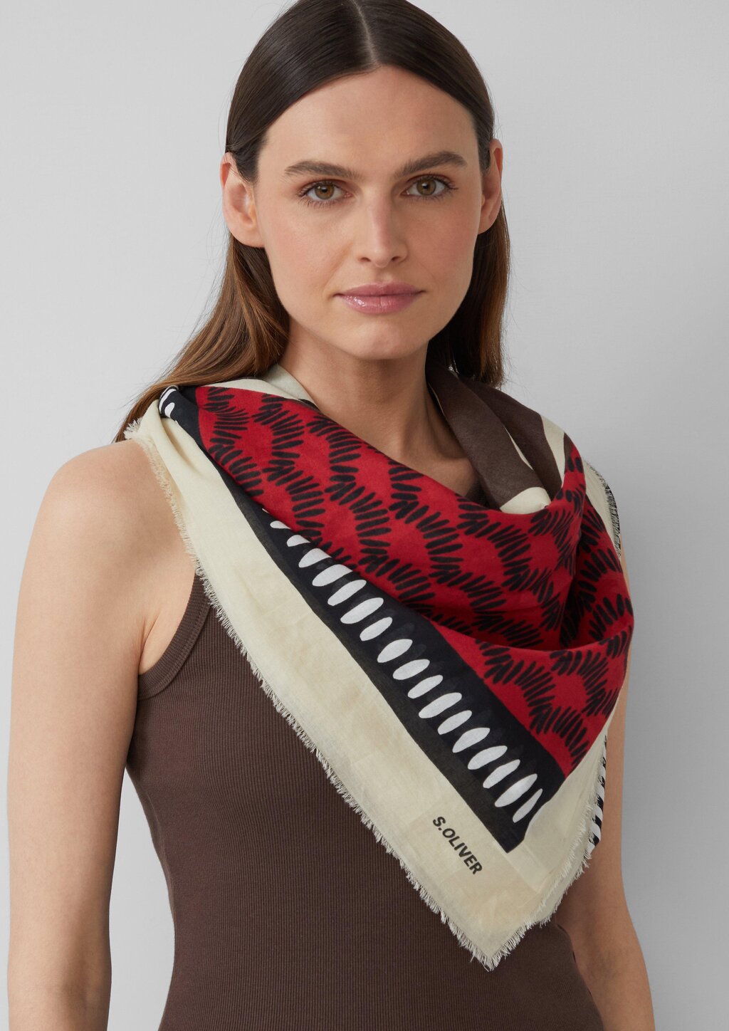 Tuch mit All-over-Print und Fransen